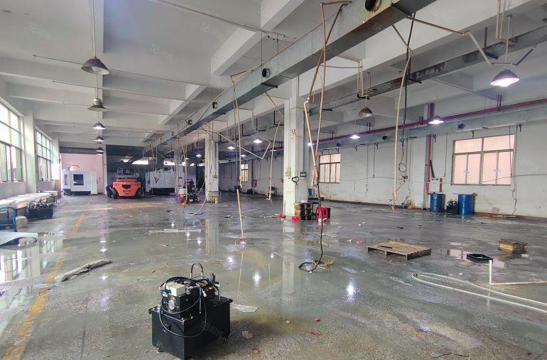 标准厂房独门独院，位置好招工，厂房形象好，楼上有现成无尘车间