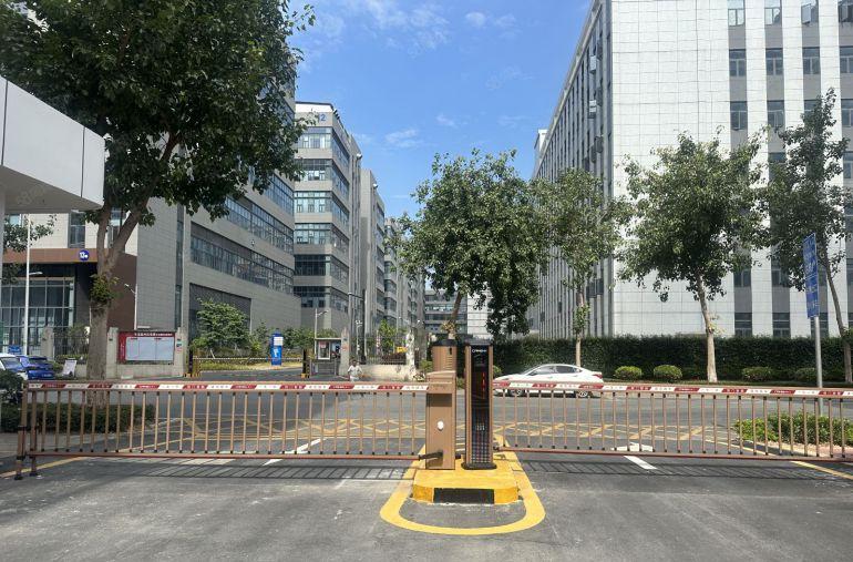 松山湖靠寮步低层厂房出租1至2楼5800平空地大带卸货平台