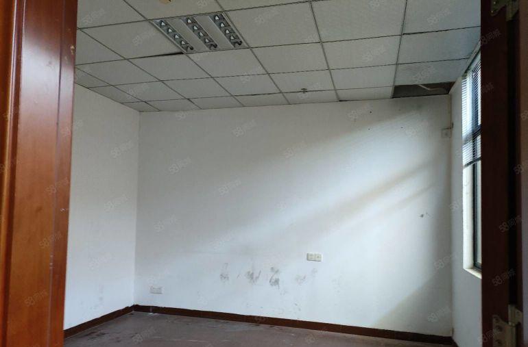 厂房出租 1至3楼每层1500平方，半层起分，可办环评