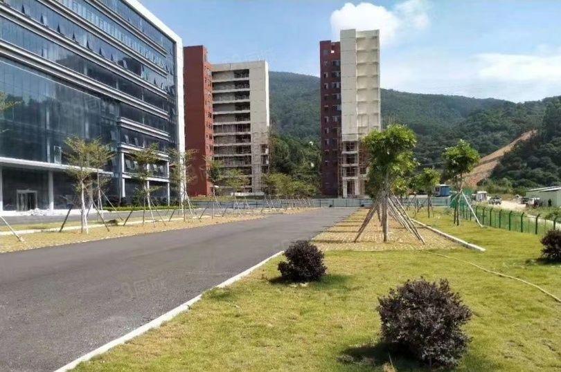 寮步凫山工业区新出一楼2000平出租 现成行车 水电齐全