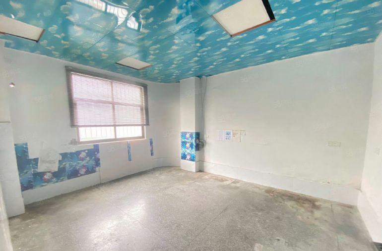 凤岗油甘埔工业区新出楼上1200平出租，形象漂亮 空地大 ！