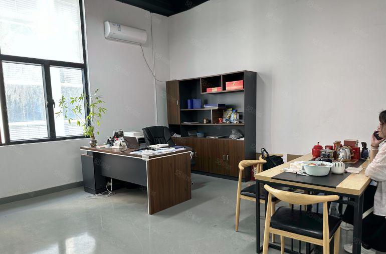 便宜甩租！凤岗五联楼上一整层1000平带装修厂房出租