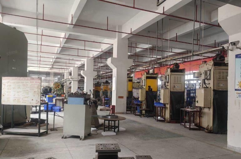 凤岗1楼1800平带牛角，楼上3600平，现成办公室