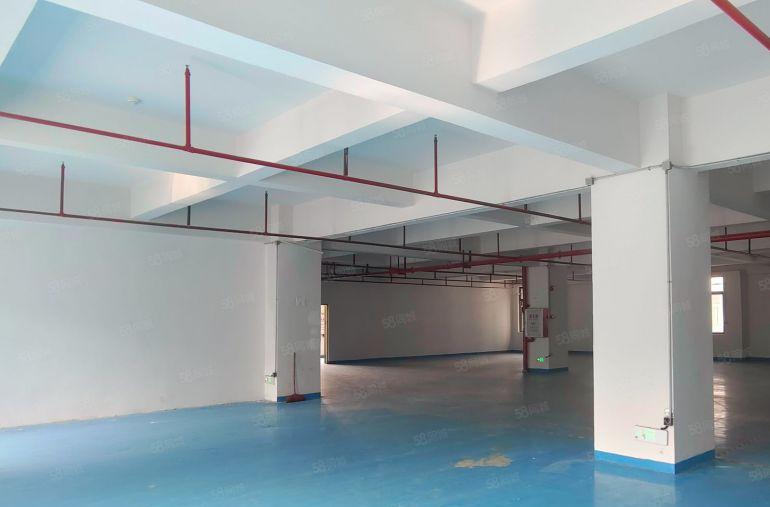 凤岗原房东 标准楼上1200平方厂房出租，价格便宜，空地超大