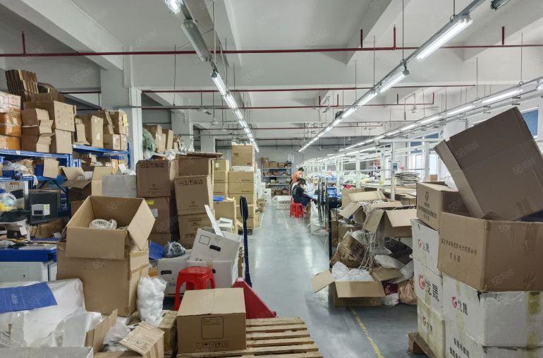 凤岗雁田新出带办公室精装修标准厂房楼上2000平出租现成水电