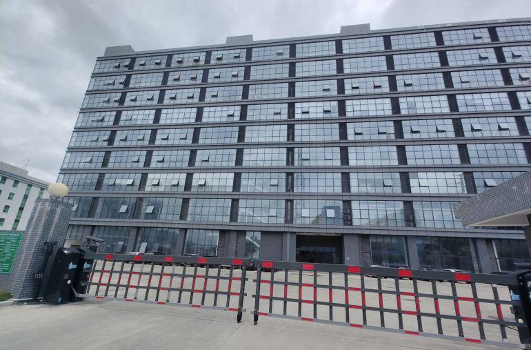 凤岗镇原房东花园式园区楼上650平方，大路边交通方便。