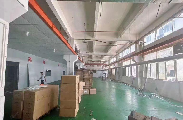 带行车一楼厂房）凤岗汽车站附近新出1500平方米厂房出租