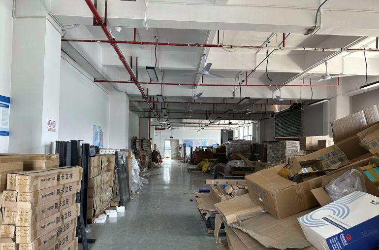 便宜甩租！凤岗五联楼上一整层1000平带装修厂房出租