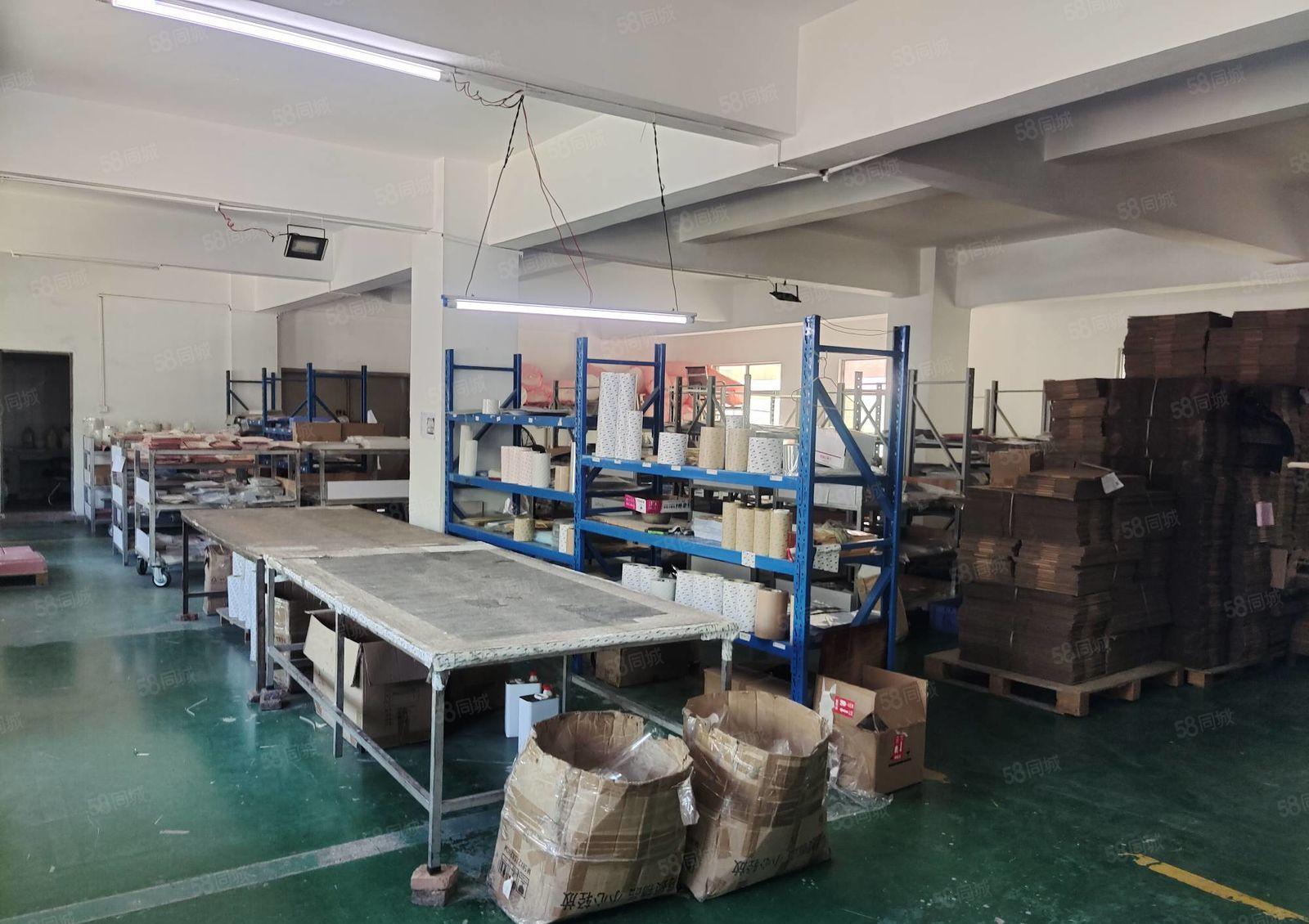 凤岗镇竹塘整层600平方两吨电梯办公室水电齐全适合电子小加工