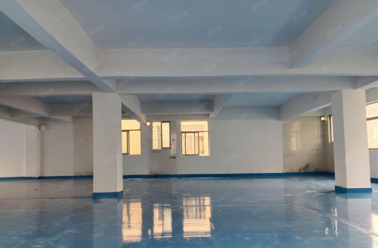 凤岗镇中心楼上厂房500平出租，有地坪漆消防喷淋，四面采光