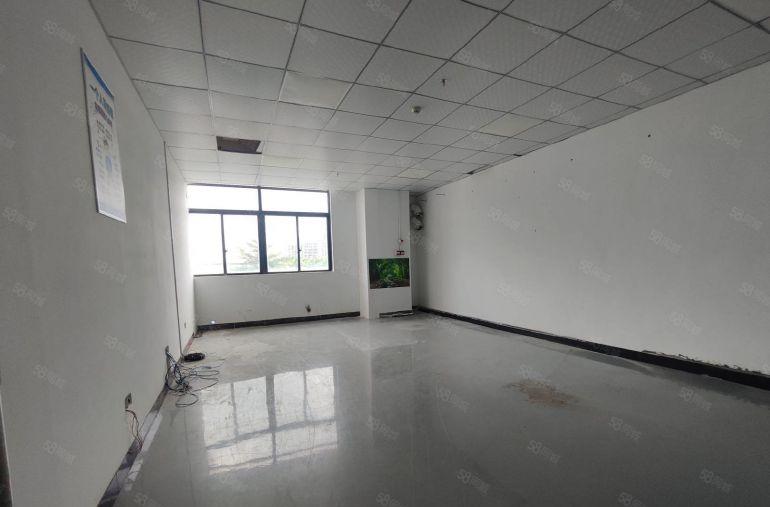 凤岗官井头高速口楼上3000平现成装修，3部3吨货梯大小分租