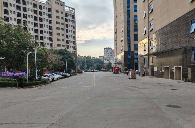 凤岗楼上精装修无尘车间1200平厂房出租主干道边上空地大