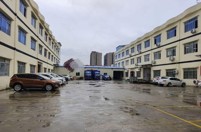 凤岗主干道边新出2楼1380平精装修厂房出租，现办公室地水电