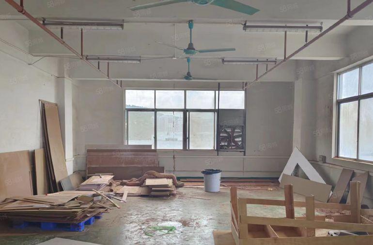 凤岗靠近清溪楼上1300平带现成装修厂房低价出租 适合各行业