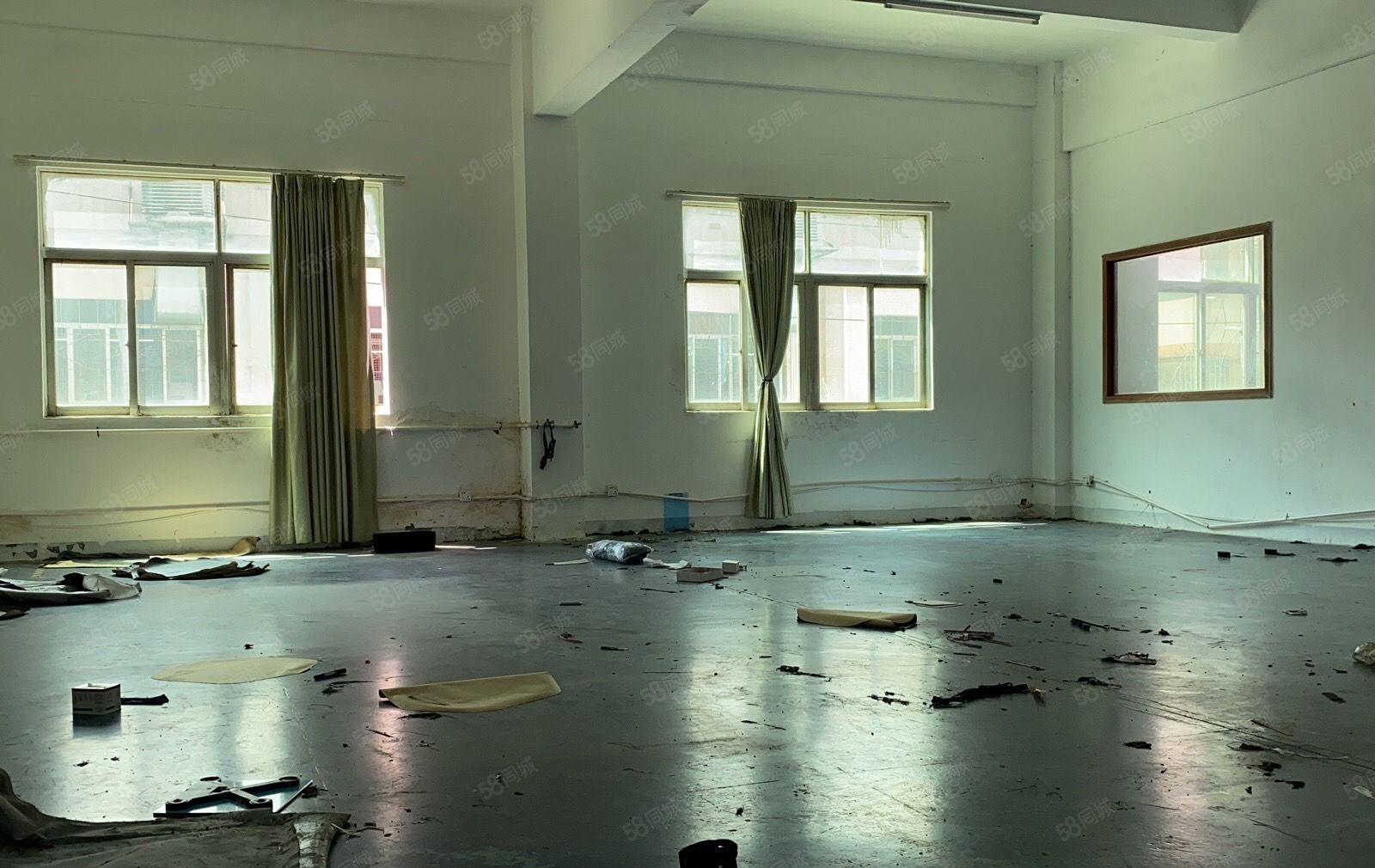 凤岗官井头新出整层950平方 现成装修 ！