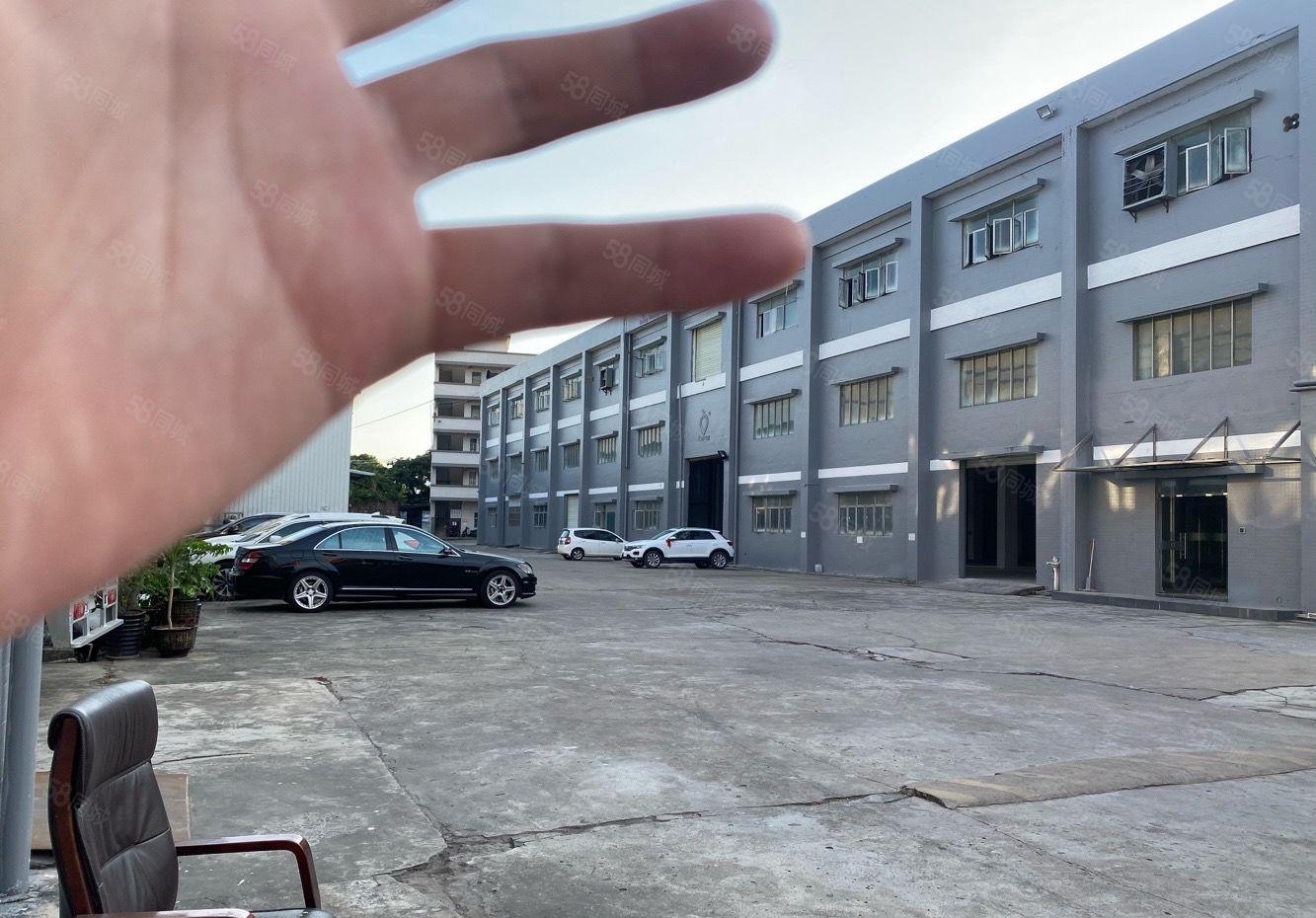 万江漂亮厂房出租空地大。一楼滴水八米带航车适合小加工电子仓库