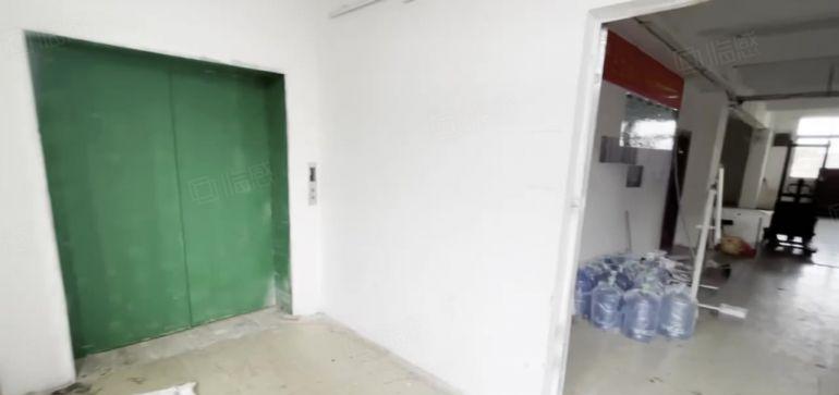 万江新村三楼与四楼各1450平出租可分租有现成办公室水电齐全