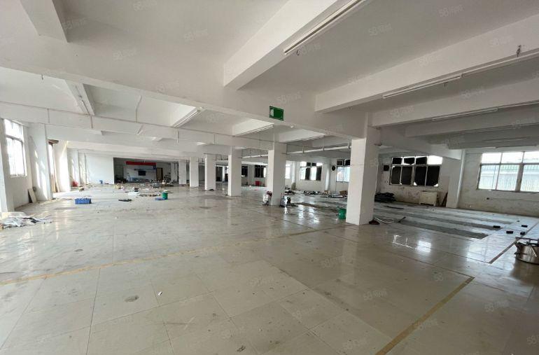 万江新村三楼与四楼各1450平出租可分租有现成办公室水电齐全