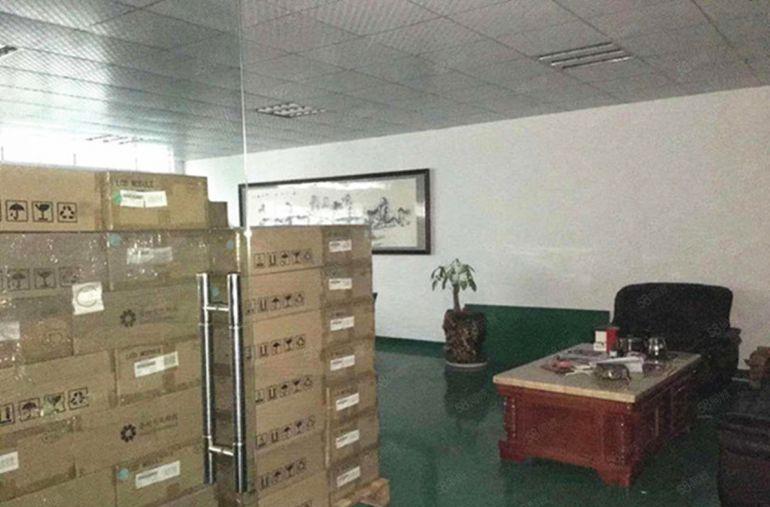 万江大汾二楼1000平方标准厂房出租有地坪漆和现成办公室