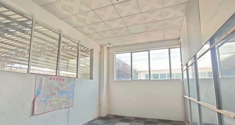 万江新出砖墙到顶钢构1500平方。 高度9米。