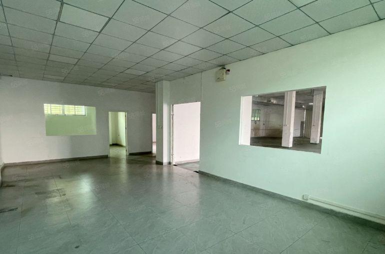 万江严屋一楼650平方标准厂房出租有现成办公室水电齐全空地大