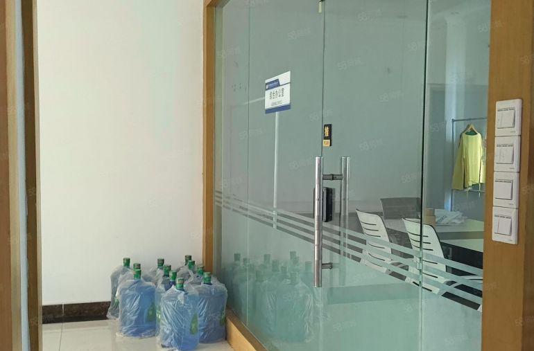 黎贝岭楼上300平现成装修厂房出租，