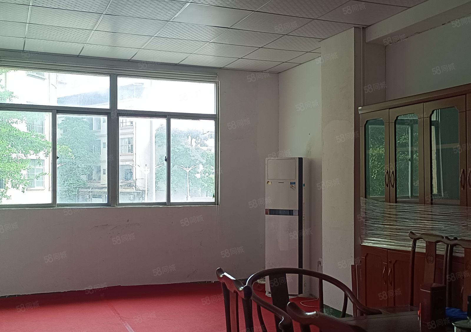 大朗镇高速口工业区楼上1880平，价格实惠交通方便，好招工