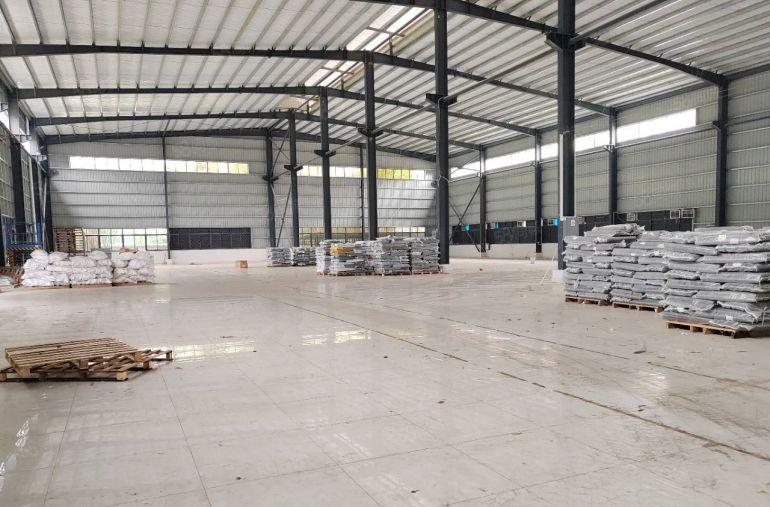 大朗镇高英村原房东厂房出租，钢构单一层。总面积2800平米