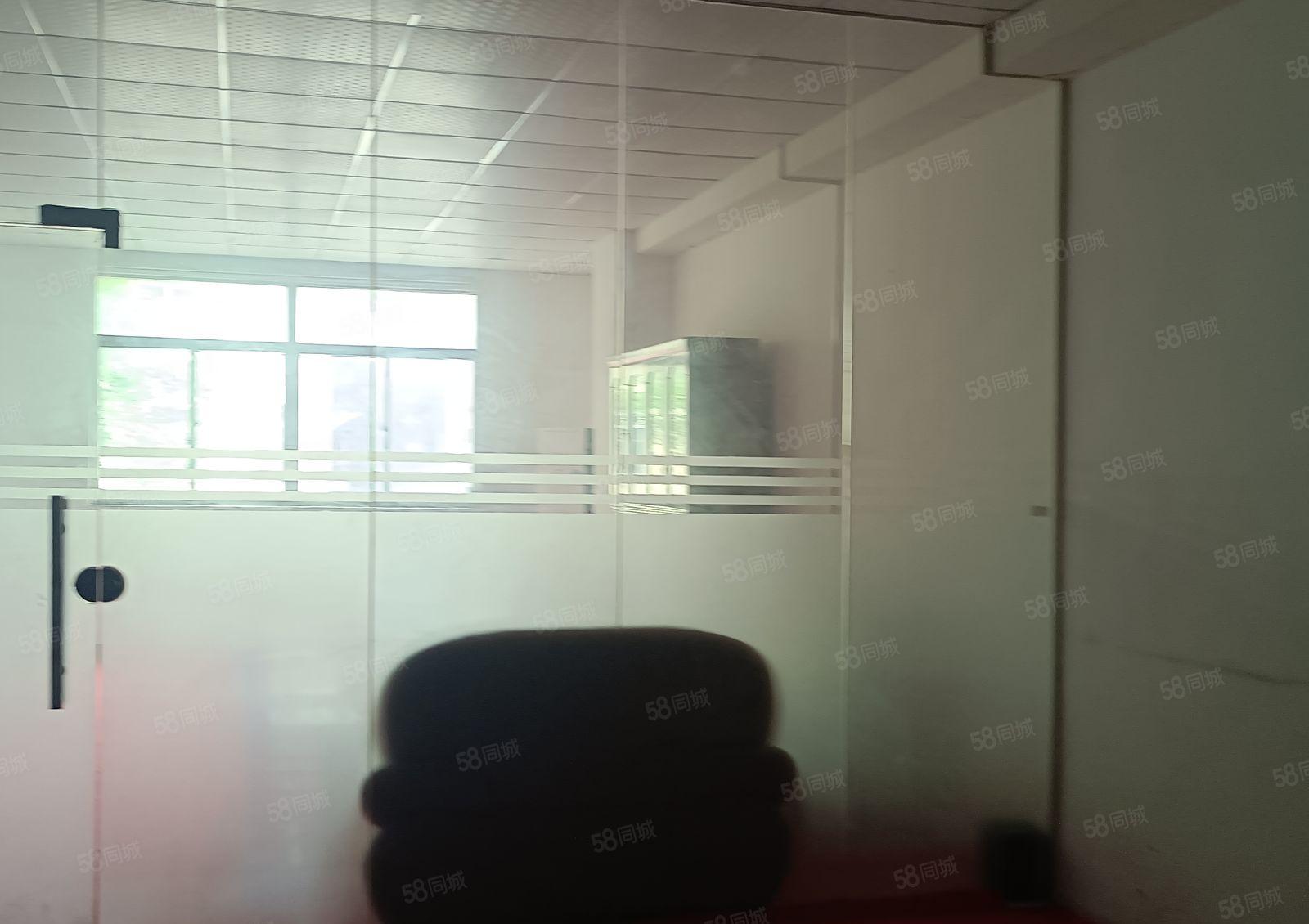 大朗镇高速口工业区楼上1880平，价格实惠交通方便，好招工