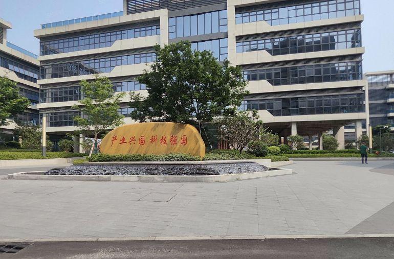 松山湖花园式独栋厂房。带3吨货梯，消防喷淋，可生产研发办公