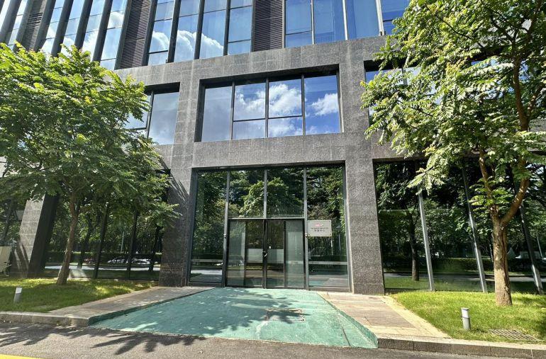 松山湖精选独院 免租金8个月  价格可面议 300到1000