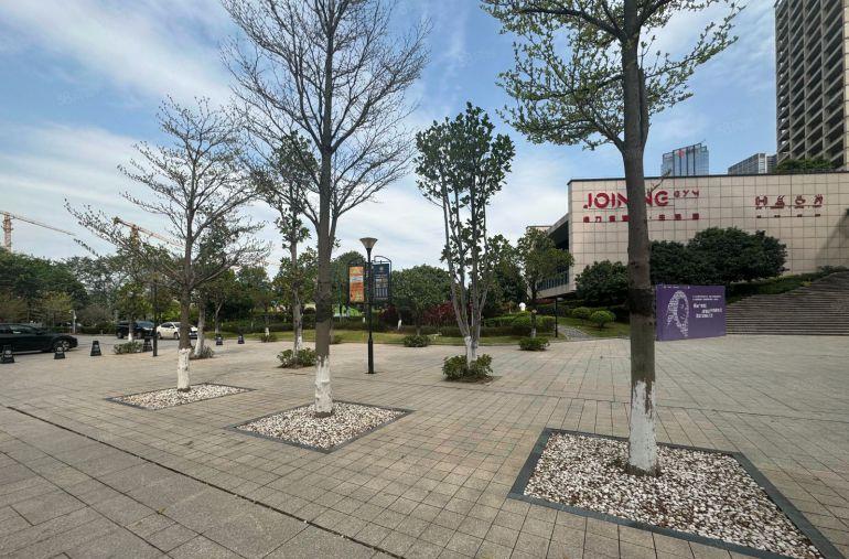 松山湖豪华装修一楼出租，现成无尘车间水电齐全，享受松山湖补贴