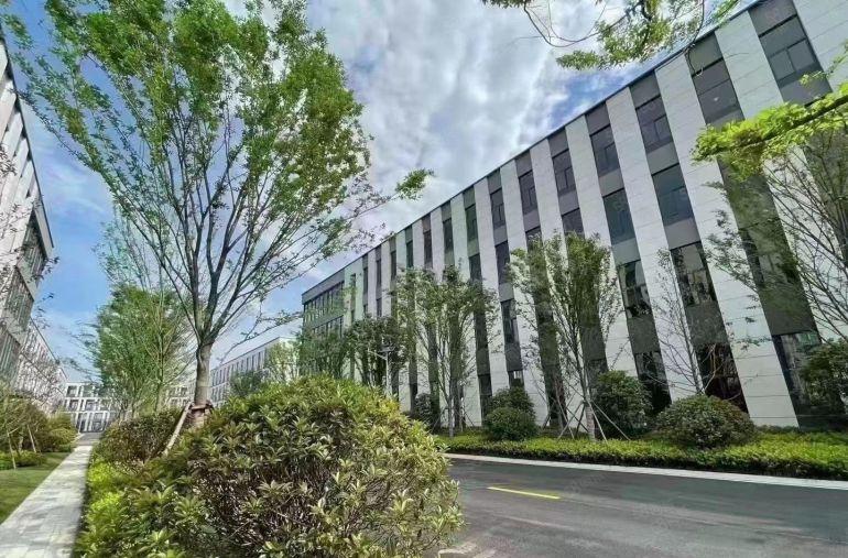 松山湖华为旁大型产业园区一楼全新厂房2000方招租，位置好