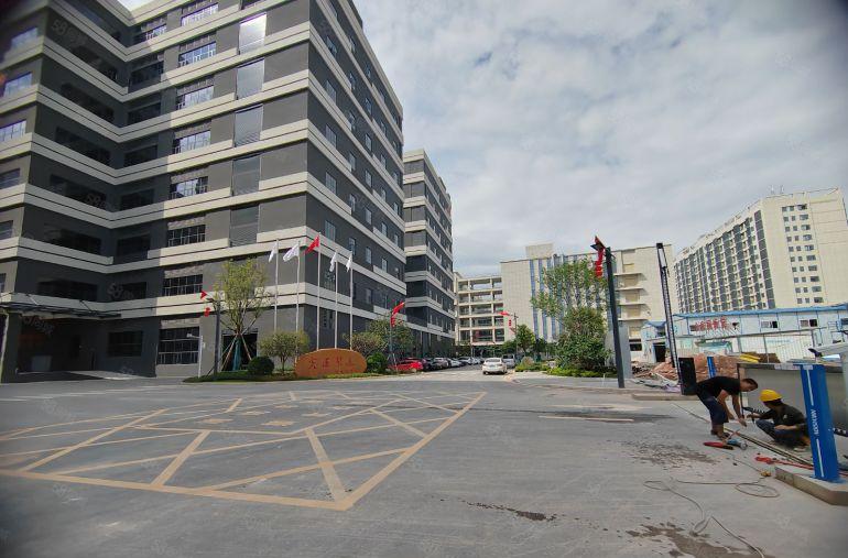 东莞市黄江镇田心村标准厂房一楼，高度7米，现成办公室装修