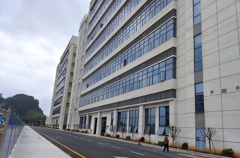 黄江高速出口旁全新红本5000平一楼8米高可分租好办环评