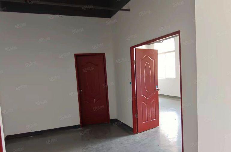 1700平带3个办公室，装修保养好，长条形，采光极好