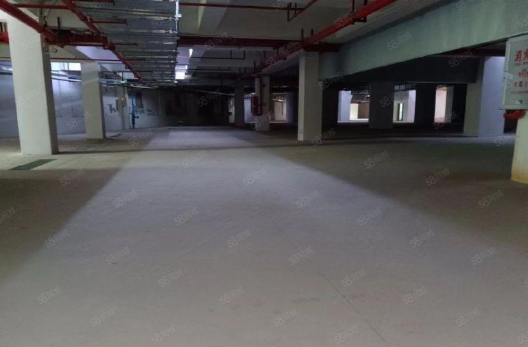 带门面的一楼，适合做物流，仓储，常年恒温，车可以直接开进去