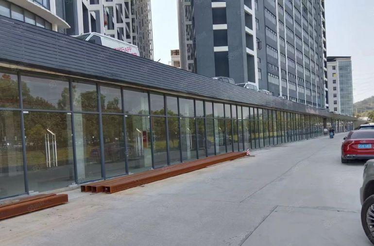 15块一平的门面一楼，行业不限，车可以直接开进去，温度适合