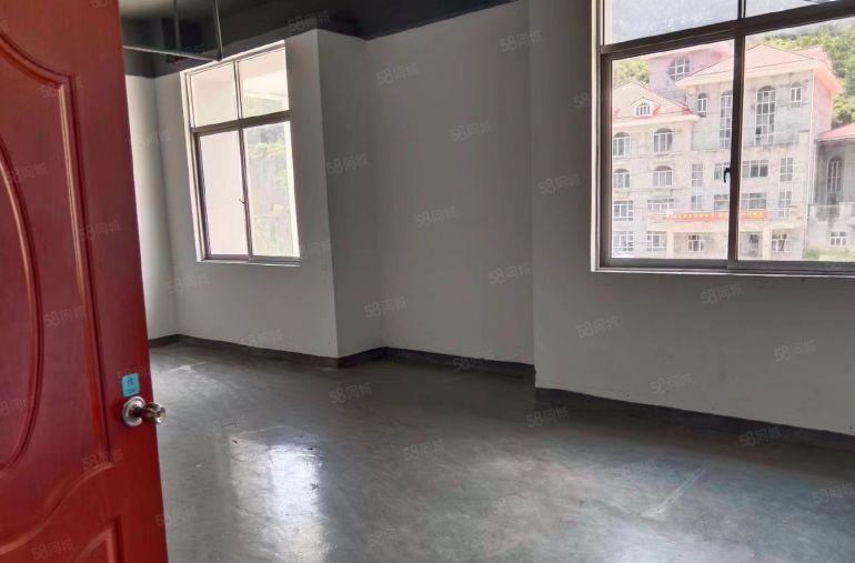 1700平带3个办公室，装修保养好，长条形，采光极好