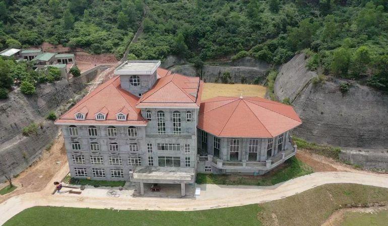 独门独院大别墅，后有登山道，可签年限长，不限行业