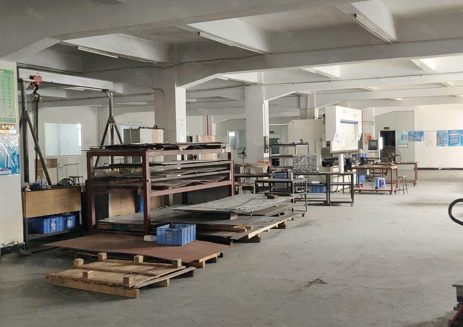 黄江高速路口附近厂房一楼2400平方出租，内有装修办公室