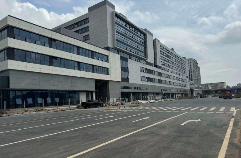 大岭山镇独栋厂房出租，全玻璃幕墙一楼层高13米，国有双证