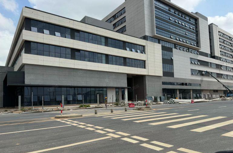 大岭山镇独栋厂房出租，全玻璃幕墙一楼层高13米，国有双证