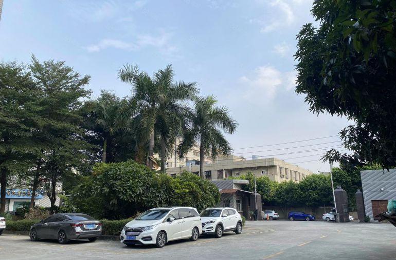 大岭山镇工业园原房东无尘车间，1600平米出租。可分一半。