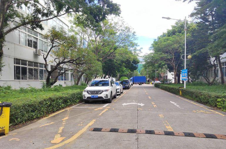 大岭山工业园区新出楼上800平方厂房出租带装修水电齐可分租