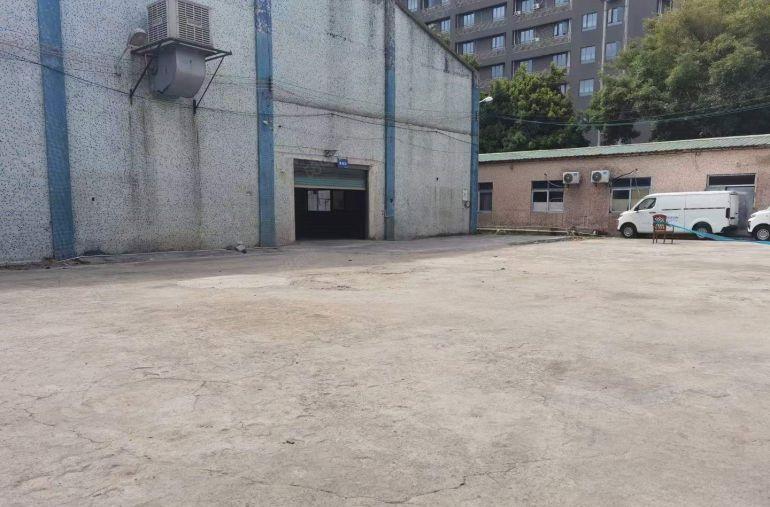 大岭山石大路边厂房出租 厂房600平，空地600平 超低价