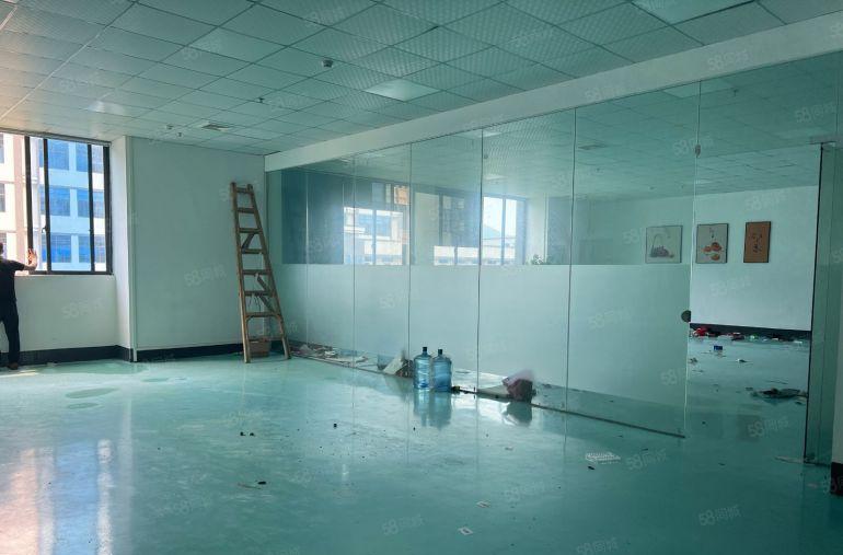 大岭山镇大塘原房东楼上1390平整层现成装修上市形象低价出租