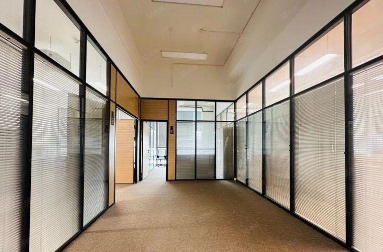 向东工业区新出豪华装修厂房1600平方，水电齐全实际面积出租