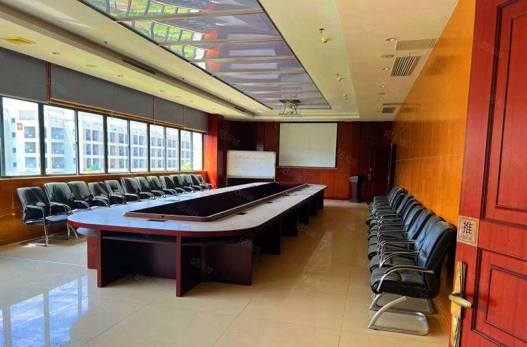 大岭山镇工业园原房东无尘车间，1600平米出租。可分一半。