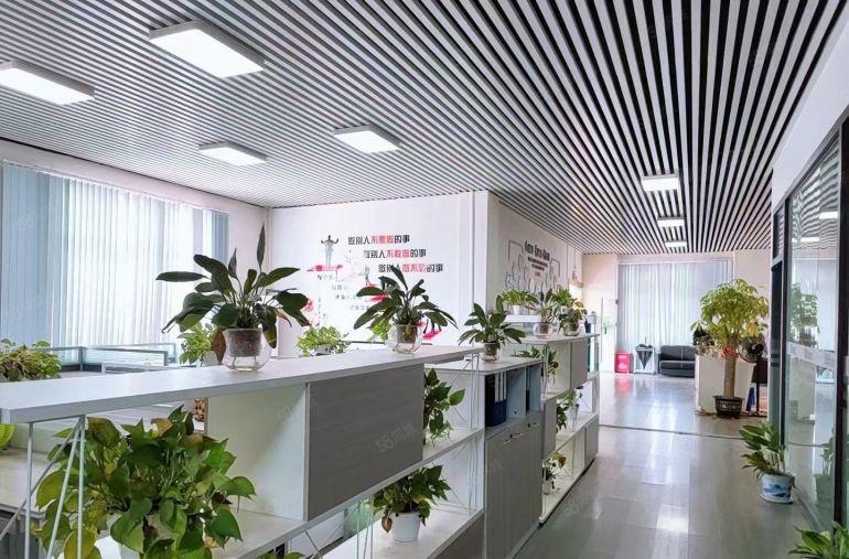 大岭山精装修厂房出租，整层2000平方，水电齐全